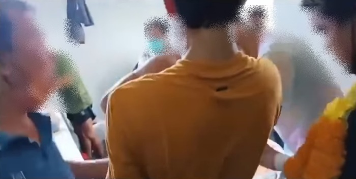 บุกตบนักมวย