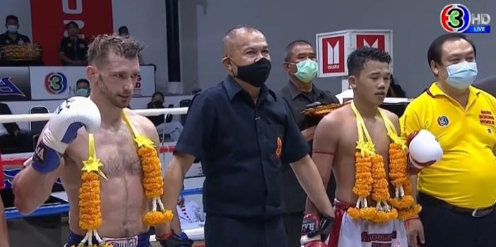 บุกตบนักมวย