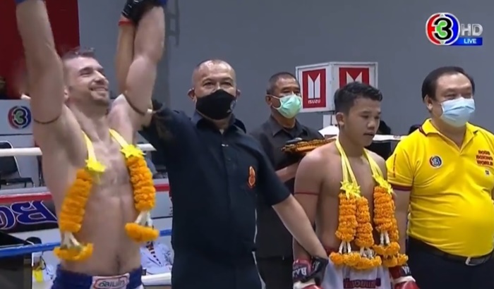 บุกตบนักมวย