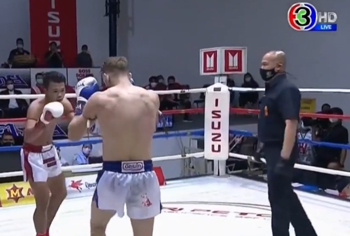 บุกตบนักมวย