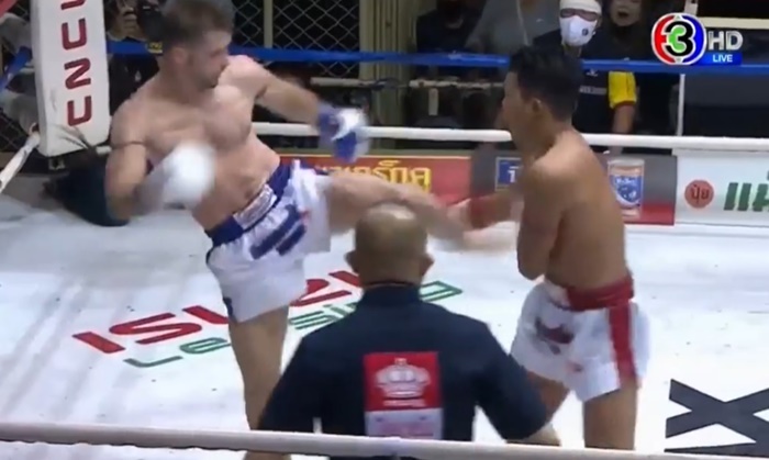 บุกตบนักมวย