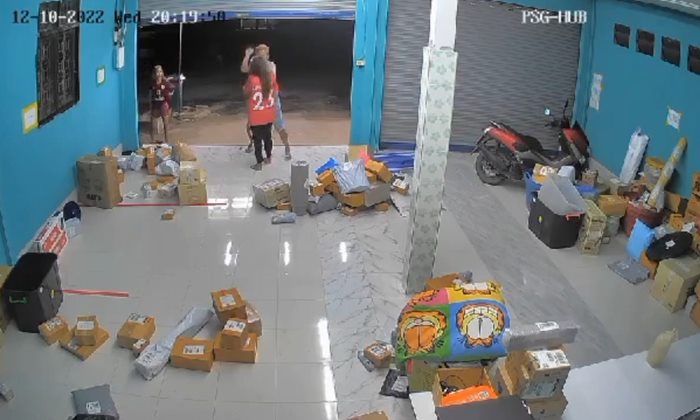 รุมตบหัวหน้า  