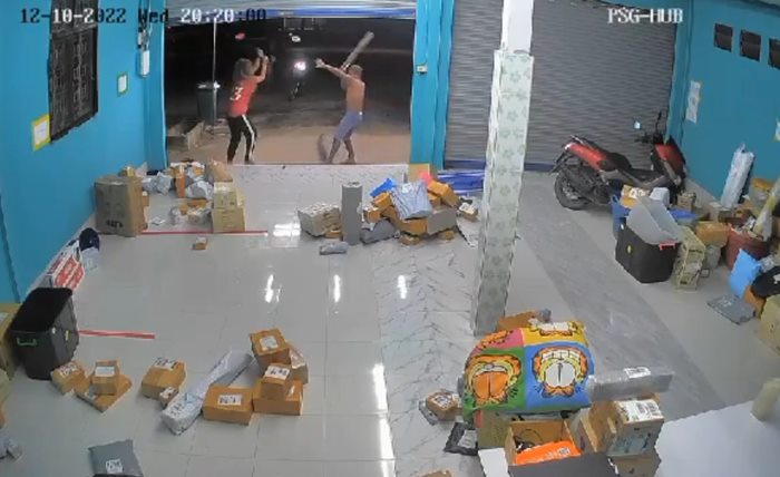 รุมตบหัวหน้า  