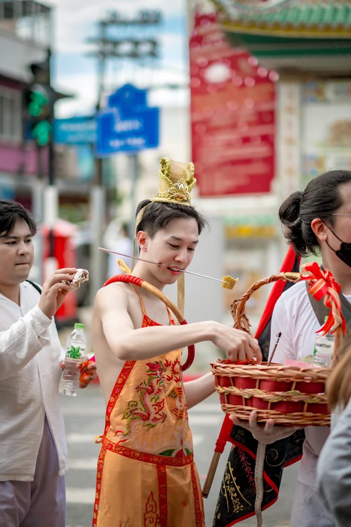 ม้าทรงหล่อ  