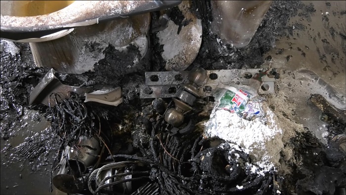 เผาบ้านตัวเอง