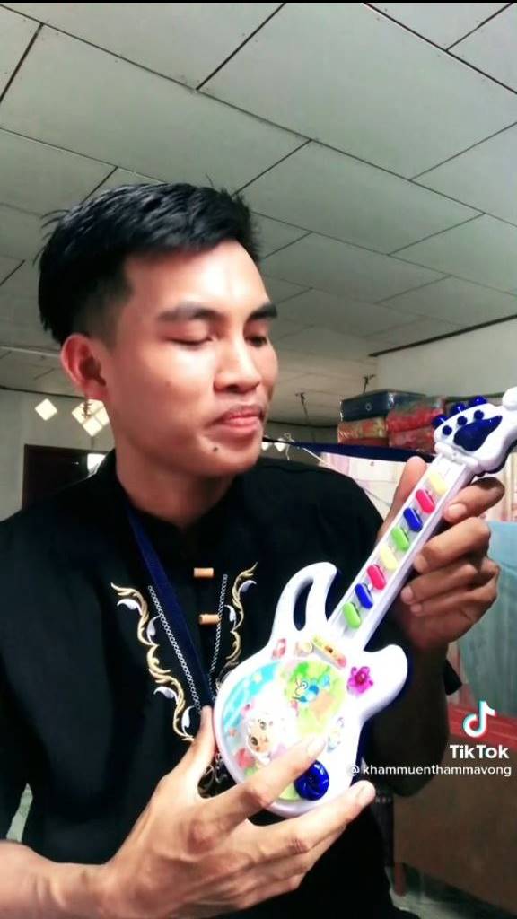 เล่นเพลงโบว์รักสีดำ  