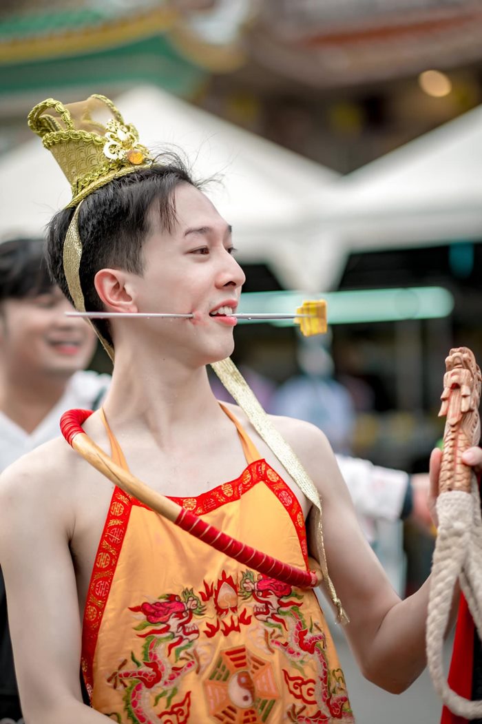 ม้าทรงหล่อ  