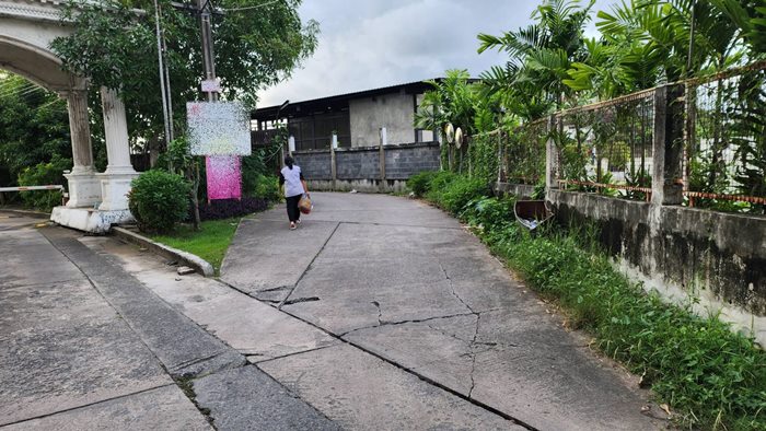 ชนฟุตปาธถลอกนิดเดียว