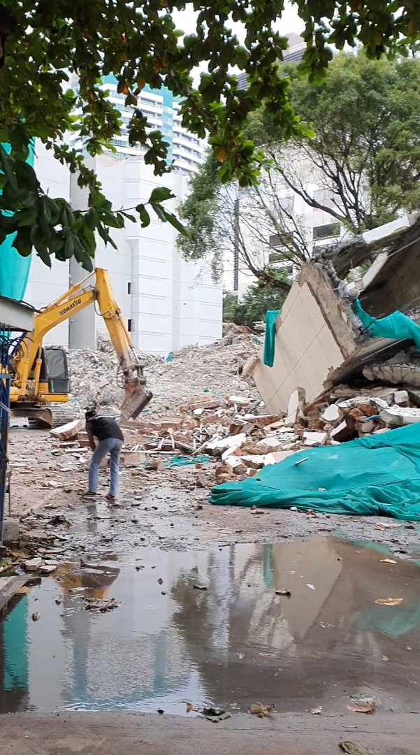 ตึกถล่ม