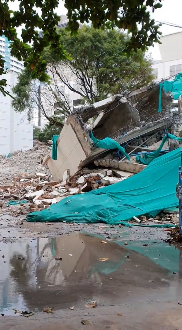 ตึกถล่ม