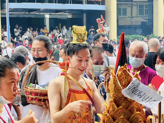 ม้าทรงหล่อ  