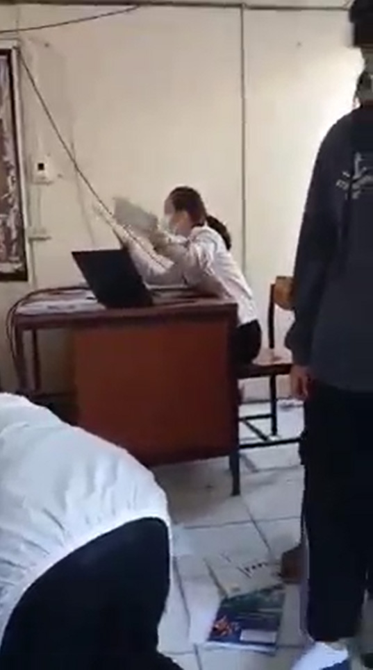  ตรวจการบ้านเสร็จโยนทิ้งพื้น !