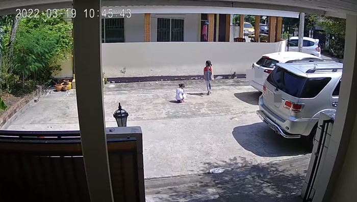 ถอยรถเกือบทับลูกดับ