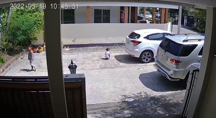 ถอยรถเกือบทับลูกดับ