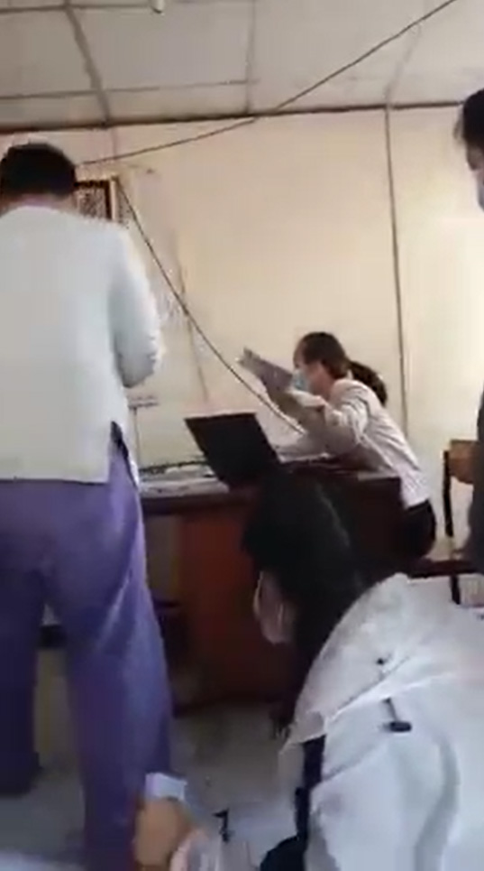  ตรวจการบ้านเสร็จโยนทิ้งพื้น !