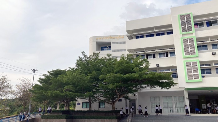 รร. แจง ไล่ออกครูสาว   