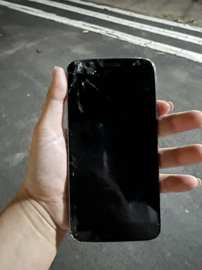 ซ่อนมือถือแอบถ่าย กระชากมาได้จนจอแตก