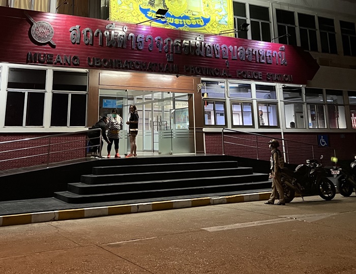 ซ่อนมือถือแอบถ่าย กระชากมาได้จนจอแตก