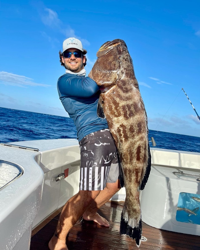 ลูกชายมหาเศรษฐีดับ โดดช่วยแฟนตกเรือ 