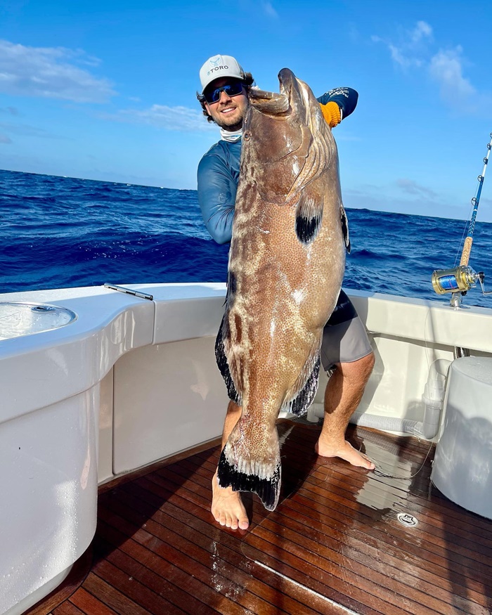 ลูกชายมหาเศรษฐีดับ โดดช่วยแฟนตกเรือ 