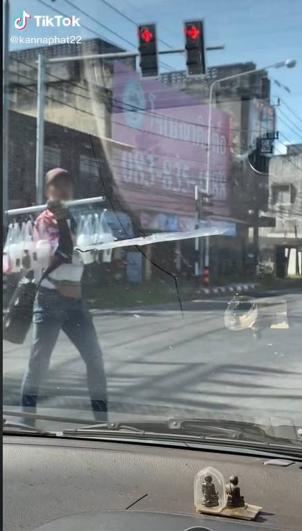 ขายน้ำกลางสี่แยก