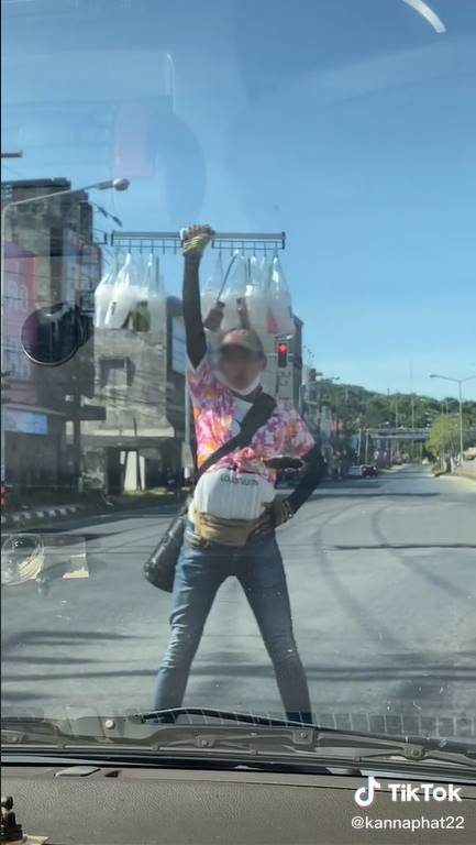 ขายน้ำกลางสี่แยก