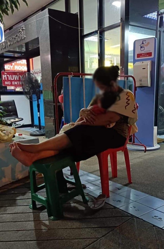  ยายอุ้มหลานติดโควิด รอเตียงทั้งคืน