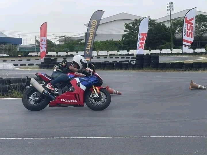 พ่อเอาลูกสะพานหลังขี่รถ