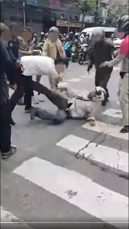  หนุ่มฉุน โดนรถเฉี่ยว  