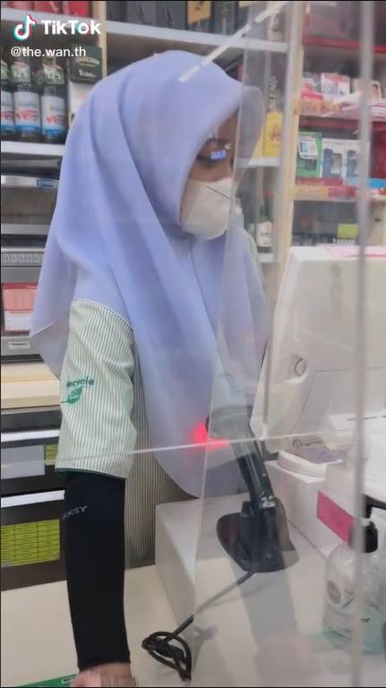  พนักงานเซเว่น 