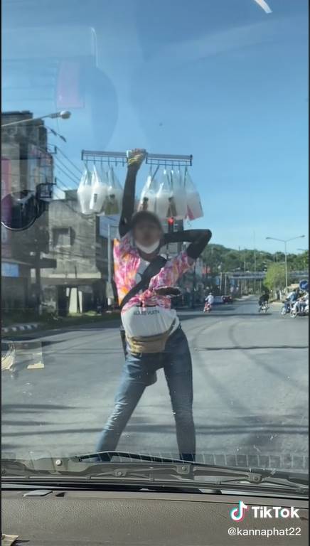 ขายน้ำกลางสี่แยก