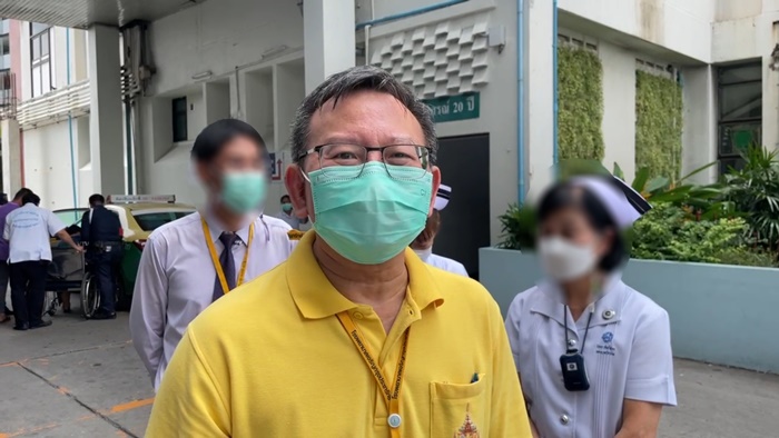  ยายอุ้มหลานติดโควิด รอเตียงทั้งคืน