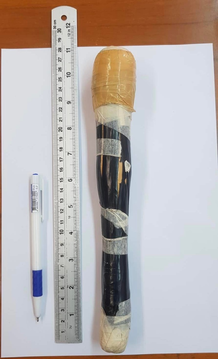  แท่งปริศนายื่นจากก้นพี่วิน