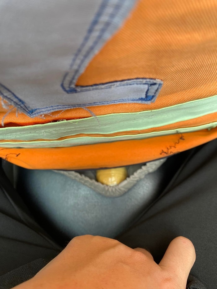  แท่งปริศนายื่นจากก้นพี่วิน