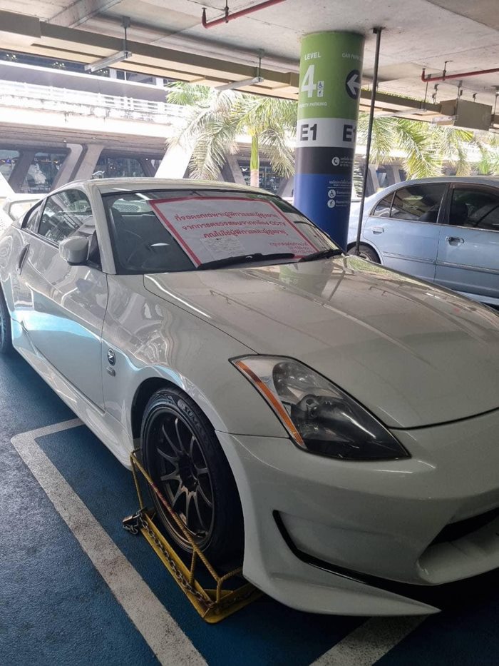  ก็ติดป้ายแปะหน้ารถไปเลย ! 