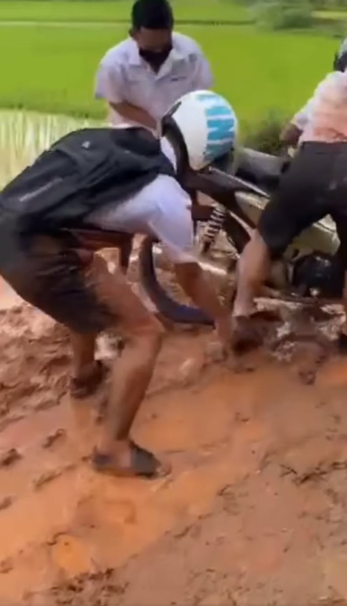 นักเรียนรถล้ม