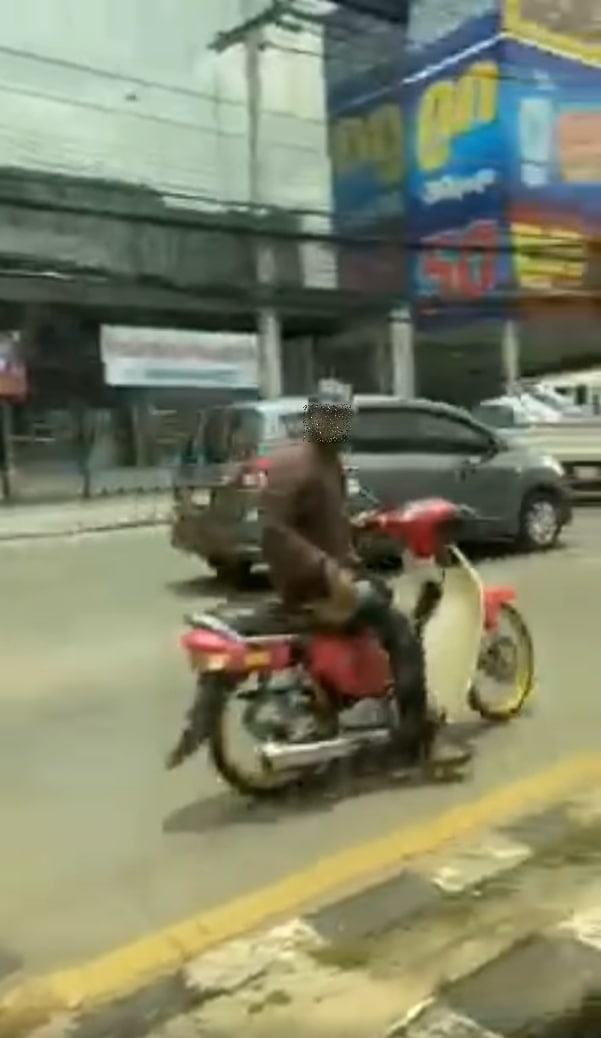  หนุ่มเช็ดกระจก 