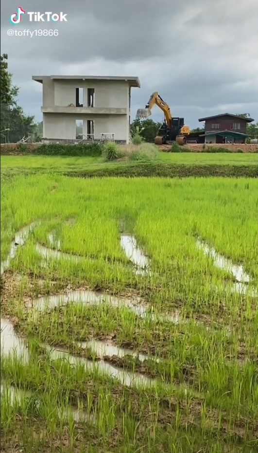 ทุบบ้านทิ้ง