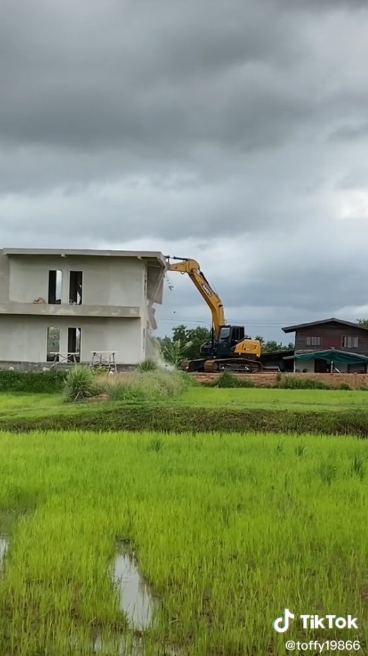 ทุบบ้านทิ้ง