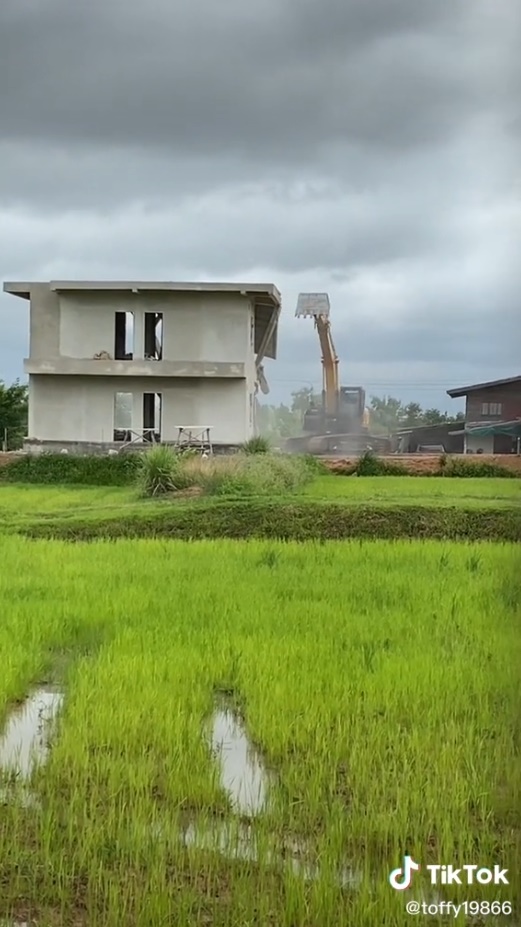 ทุบบ้านทิ้ง