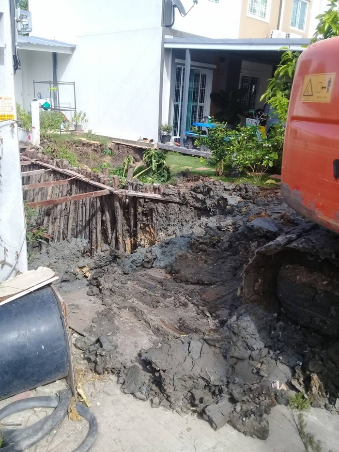 บ้านทรุด