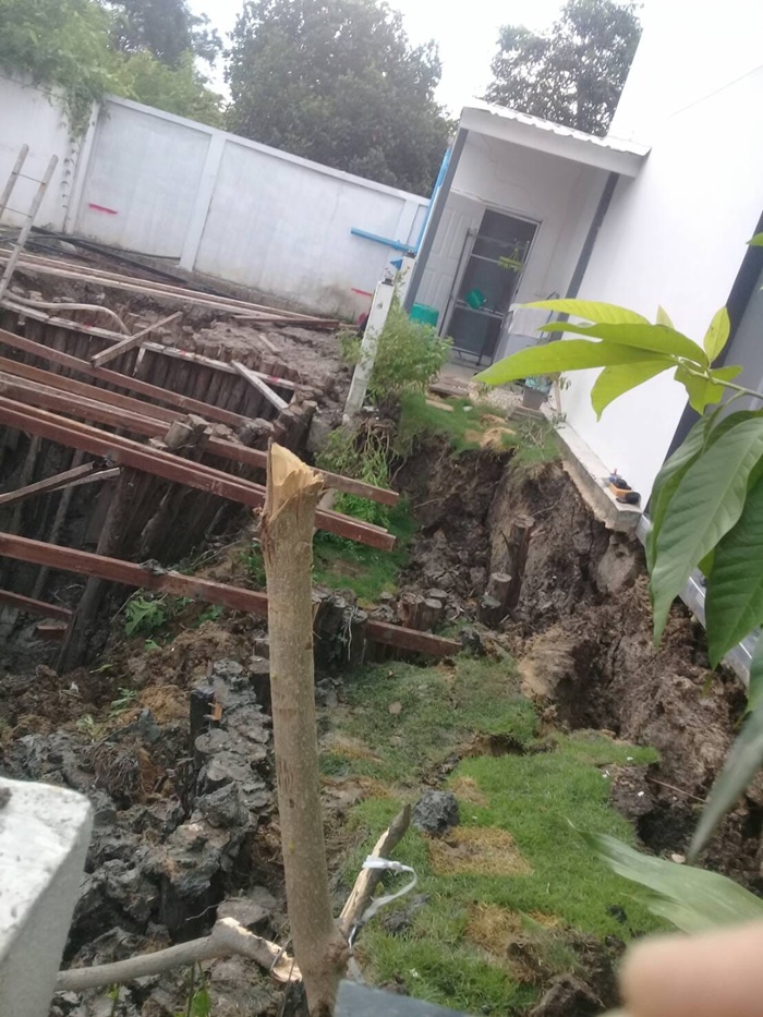 บ้านทรุด