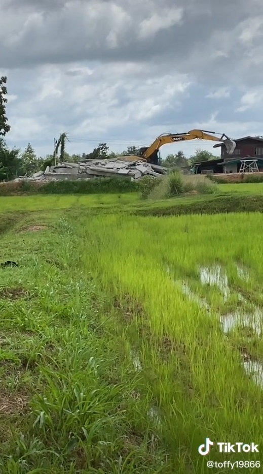 ทุบบ้านทิ้ง