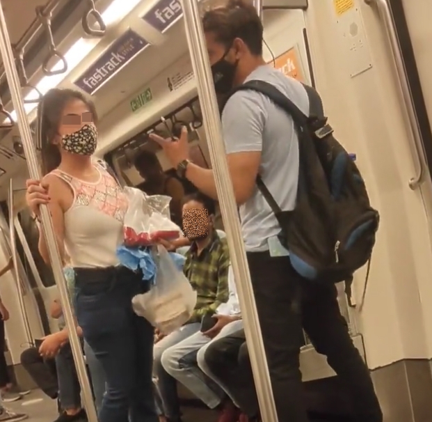 ตบกลางรถไฟฟ้า  