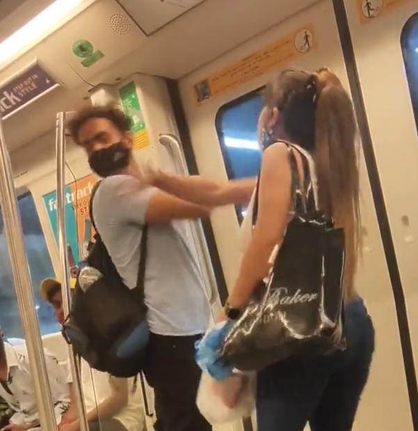 ตบกลางรถไฟฟ้า  