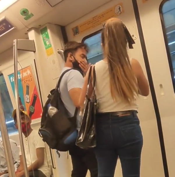 ตบกลางรถไฟฟ้า  