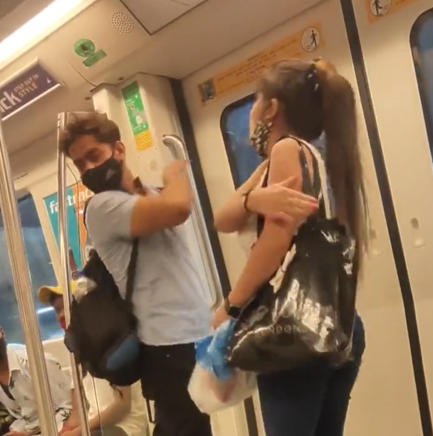 ตบกลางรถไฟฟ้า  