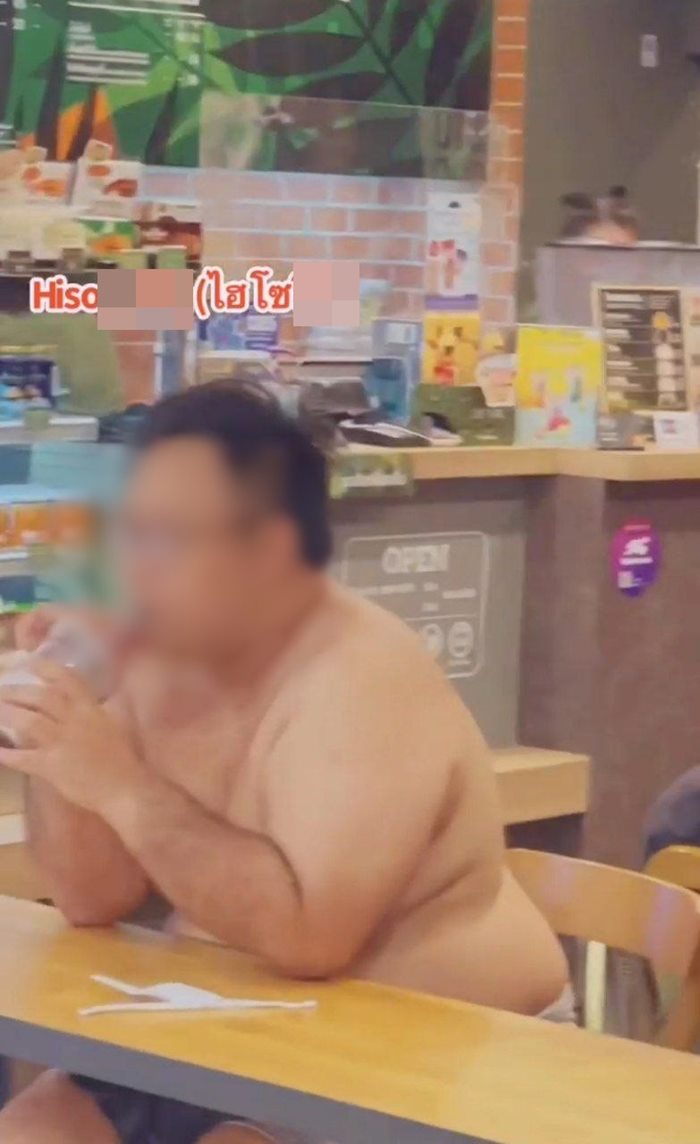 คอนเทนต์ถอดเสื้อเดินห้าง