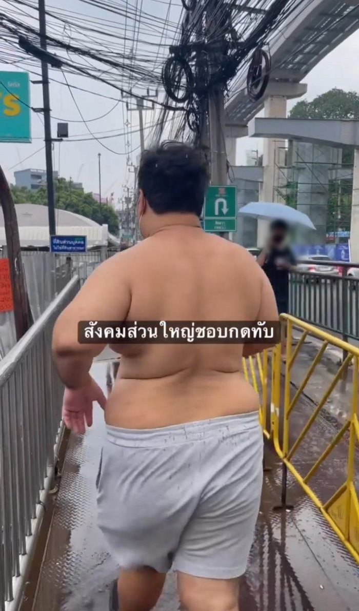 คอนเทนต์ถอดเสื้อเดินห้าง