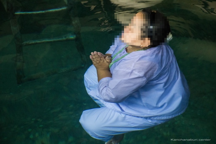 แม่ชีลอยน้ำ  